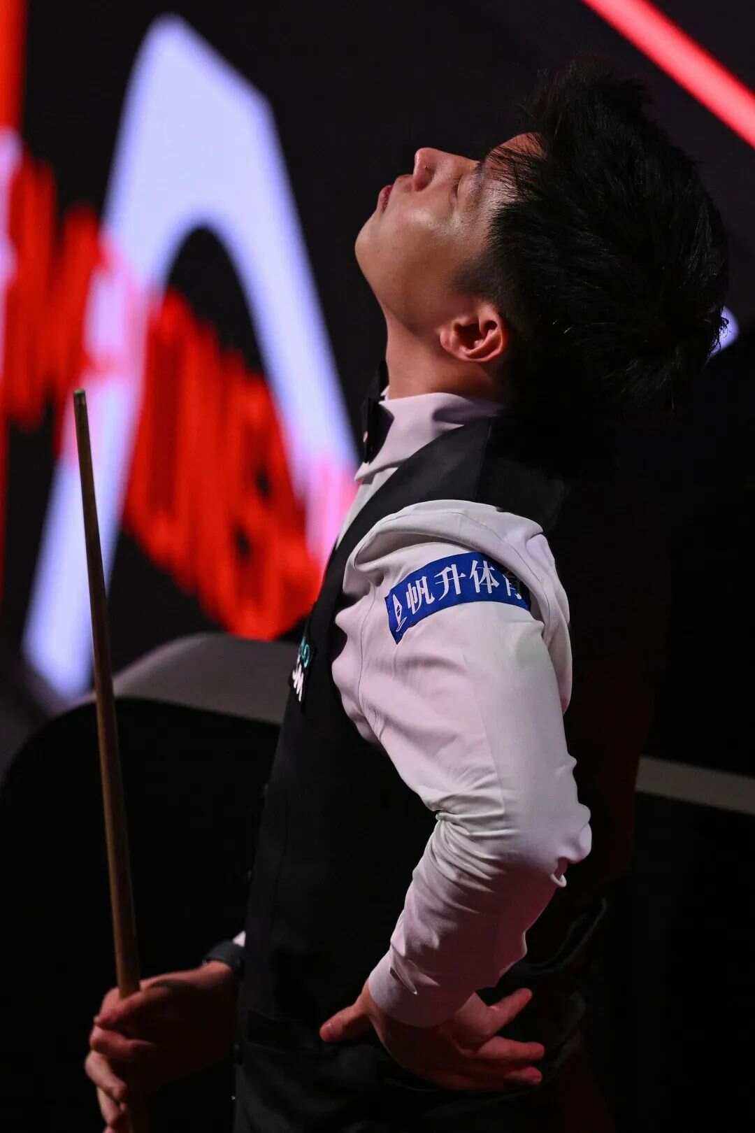 前显得愈发 前显得愈发